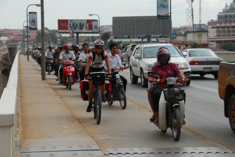 paolaimpegnatissimasullaciclabilediphnompenh.jpg