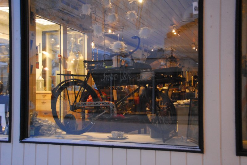 biciclettainvetrina.jpg
