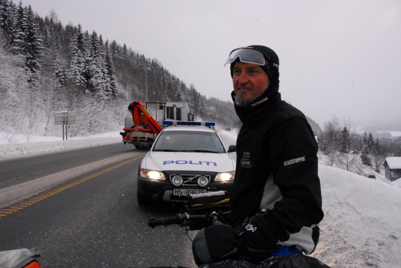 dopo80kmlapoliziacifermalastataleinquestopuntovietataallebiciclettedobiamofareunadeviazioneeallungareilpercorso.jpg